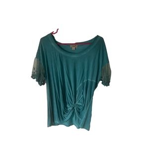 One World women’s shirt size XL.